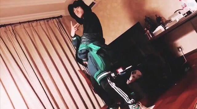 易烊千玺ins戴口罩自拍动图,易烊千玺动图屏保最新