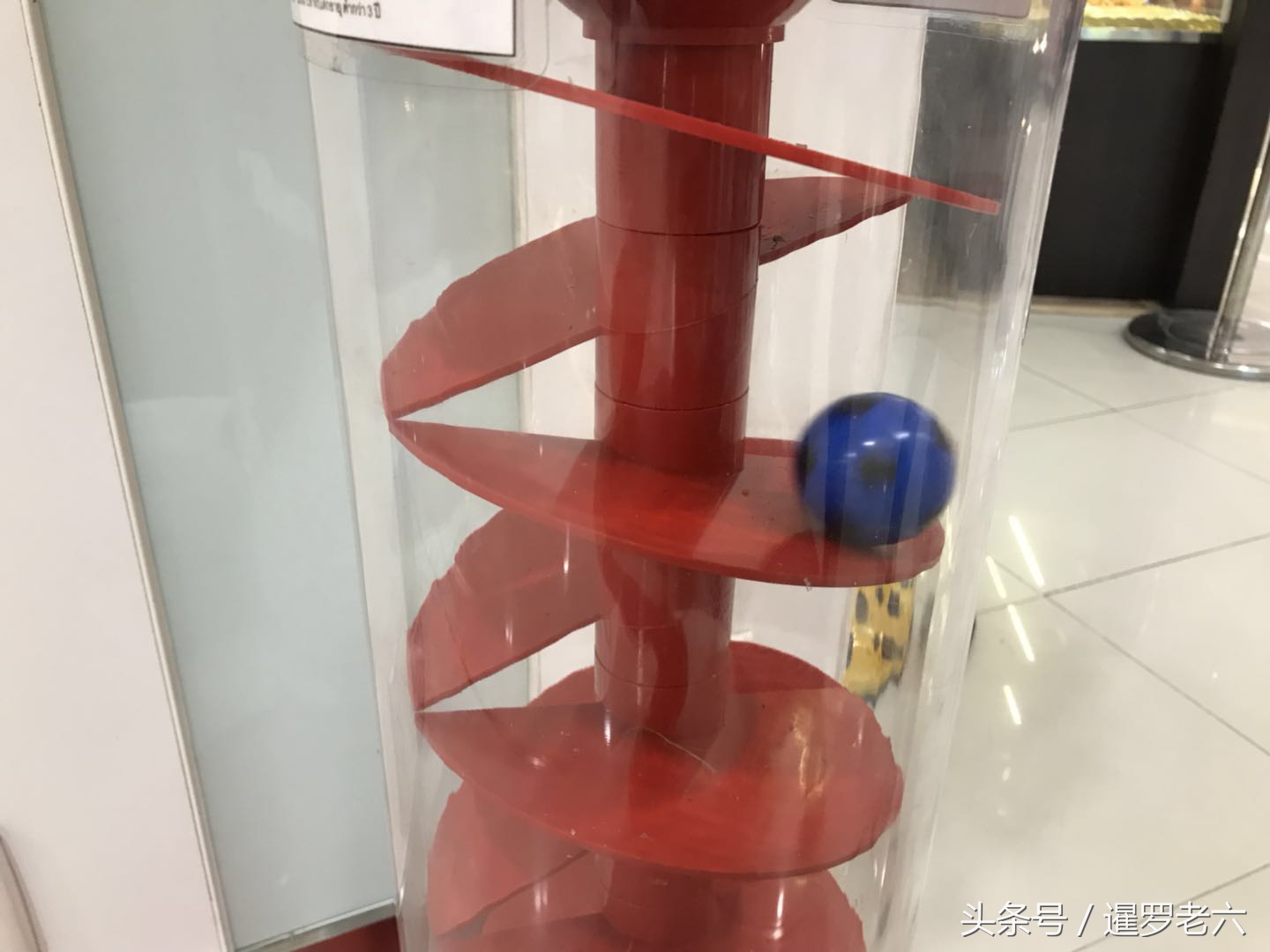 曼谷的投币玩具机4元玩一回，孩子看见走不动道！弹力球有点坑！