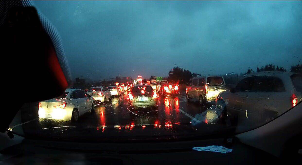 青兰高速追尾,青兰高速七车连环追尾