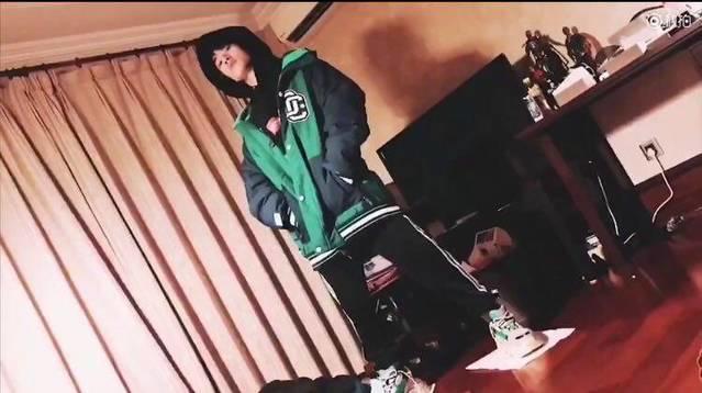 易烊千玺ins戴口罩自拍动图,易烊千玺动图屏保最新