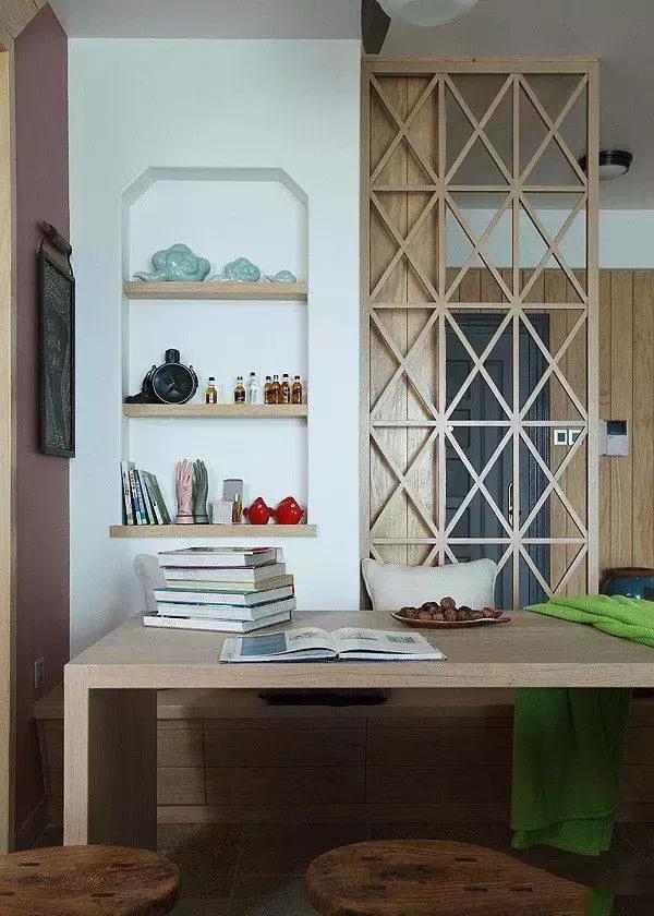 卫生间门正对餐厅和阳台,餐厅正对卫生间