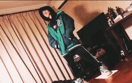 易烊千玺ins戴口罩自拍动图,易烊千玺动图屏保最新