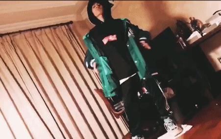 易烊千玺ins戴口罩自拍动图,易烊千玺动图屏保最新