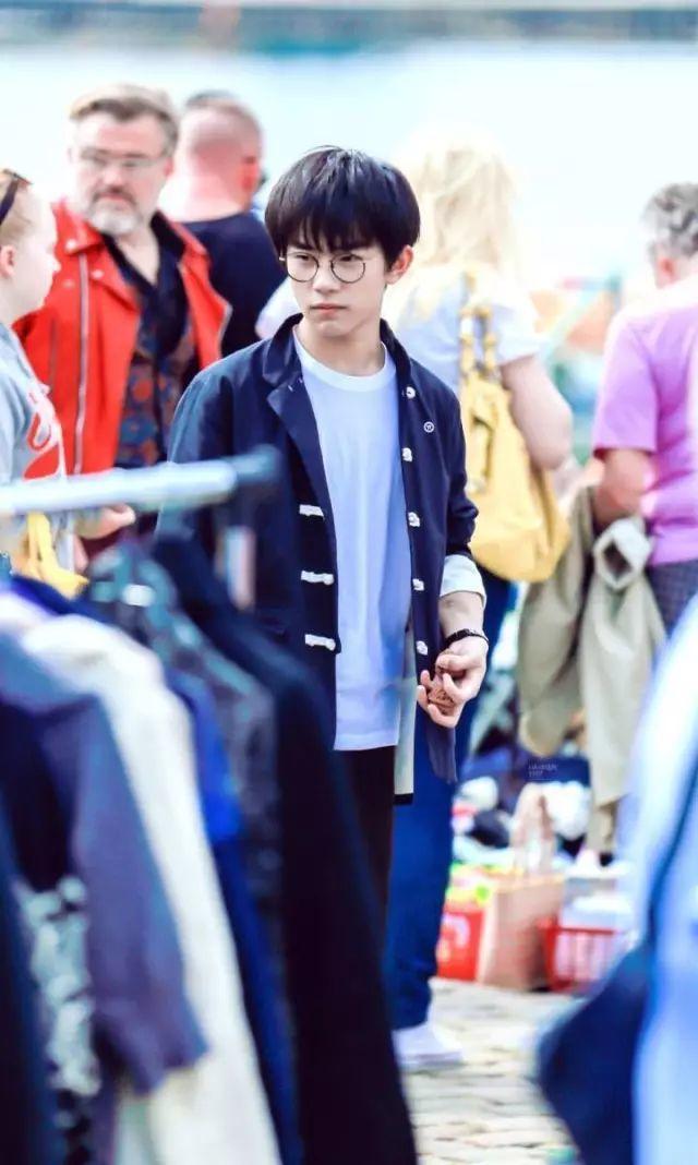 易烊千玺ins戴口罩自拍动图,易烊千玺动图屏保最新