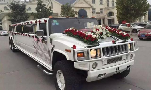 土豪花300万买加长悍马，二手被人50万买走跑婚庆，半年回本！