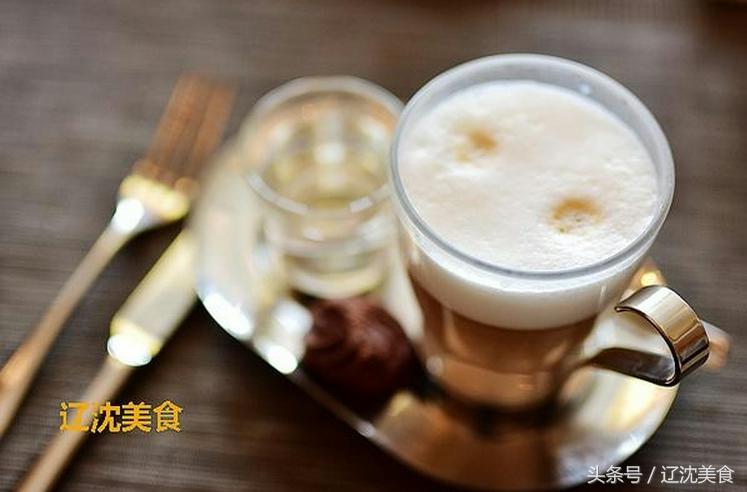 这间酒吧在咖啡馆里，KTV藏在台球厅里，麻将室在咖啡厅上面