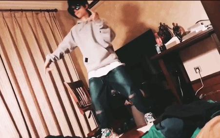 易烊千玺ins戴口罩自拍动图,易烊千玺动图屏保最新