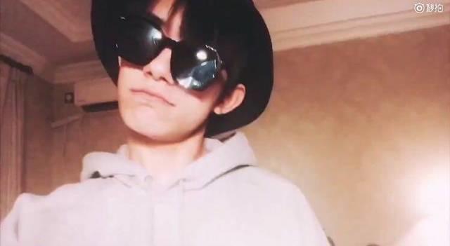 易烊千玺ins戴口罩自拍动图,易烊千玺动图屏保最新