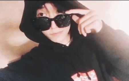 易烊千玺ins戴口罩自拍动图,易烊千玺动图屏保最新