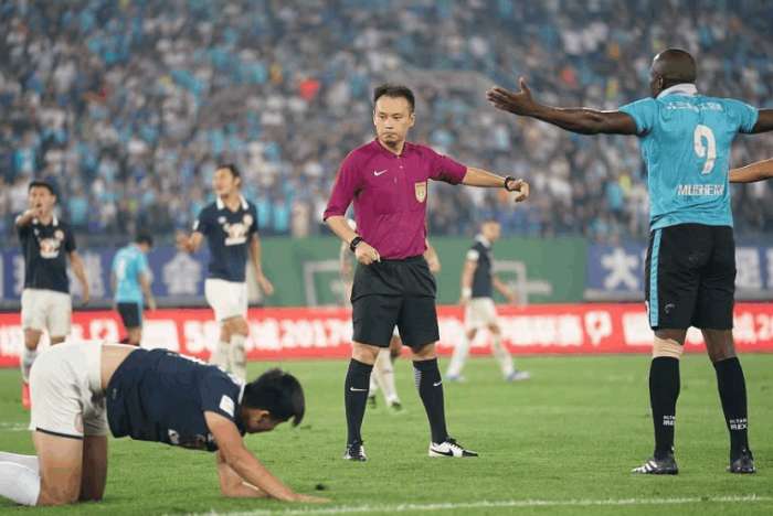 裁判屡次判罚惹争议,为什么裁判成为场上的焦点