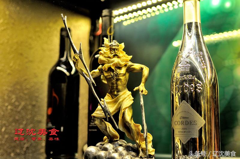 这间酒吧在咖啡馆里，KTV藏在台球厅里，麻将室在咖啡厅上面