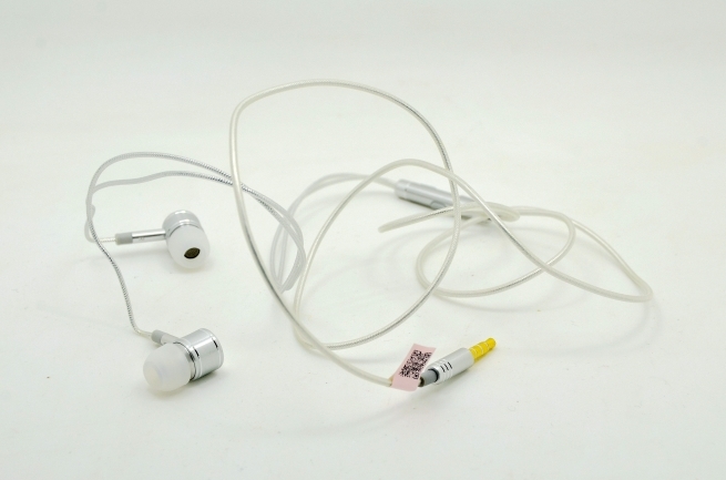 金属感十足的耳机,发光头戴式耳机测评