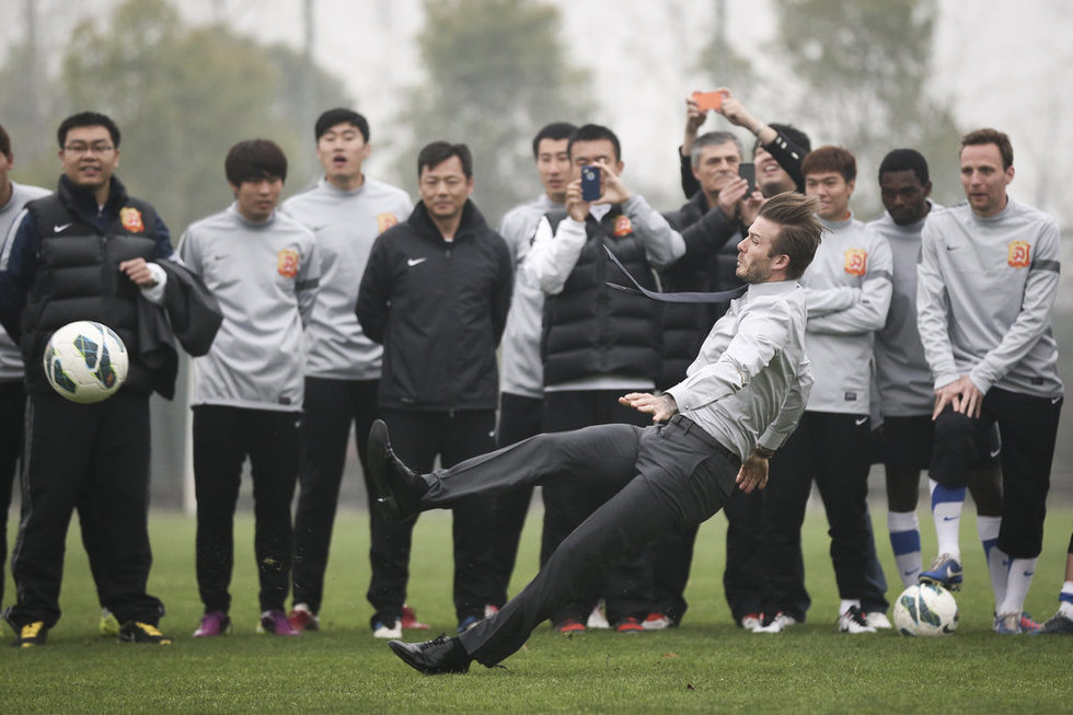 踢球如何把球踢得又高又准,新手怎样把球踢得又高又远