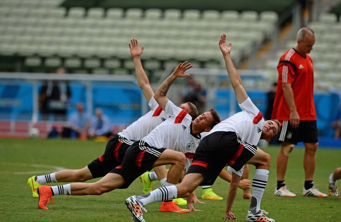 踢球如何把球踢得又高又准,新手怎样把球踢得又高又远