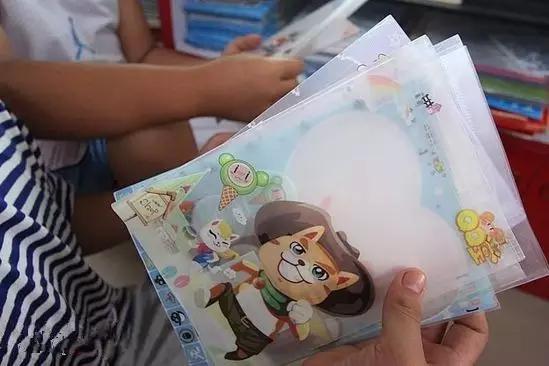 家长关注了，这种包书皮很危险