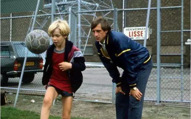 上帝召唤了一声，橙色的十四号灵巧转了个身，留下飞翔的传奇！