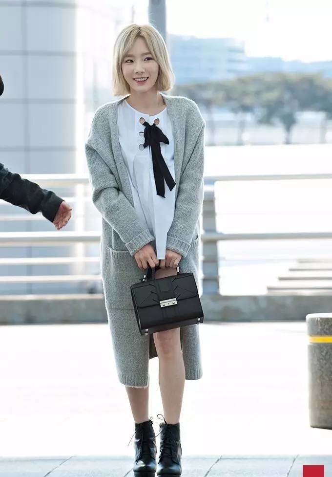 街拍国外夏天最尴尬搭配,2021明星街拍穿搭冬季