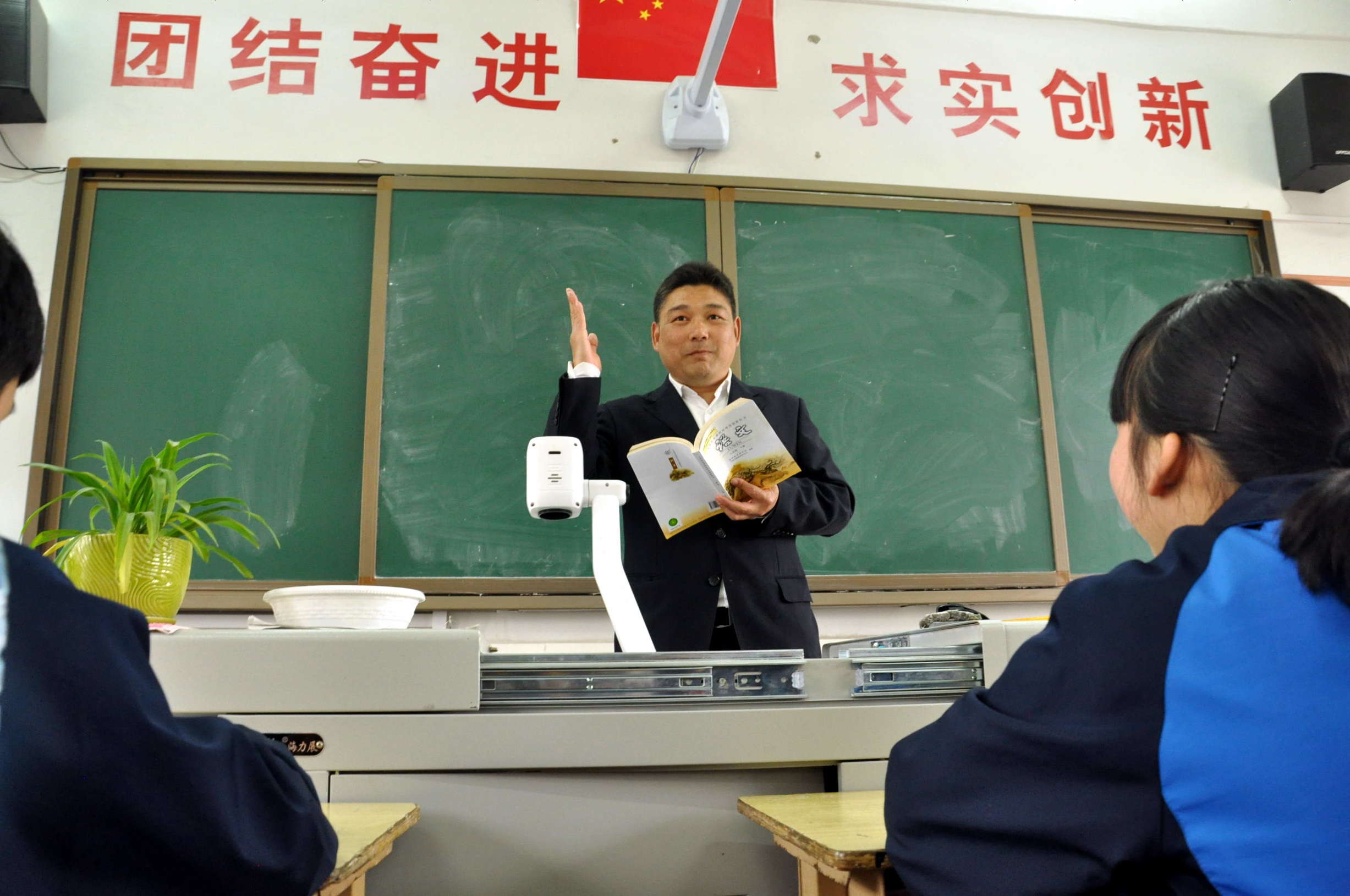 玉屏“双拐老师”舒玉良讲台耕耘16年初中课文全“印”脑中