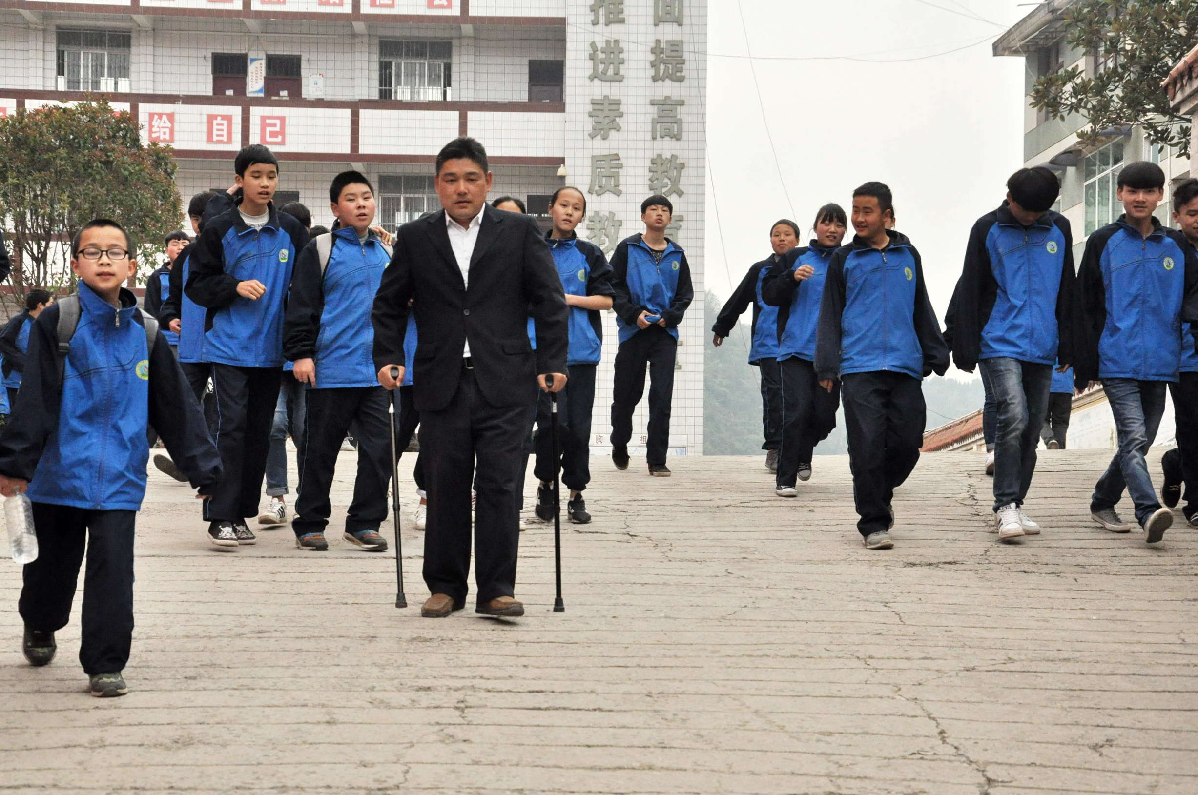 玉屏“双拐老师”舒玉良讲台耕耘16年初中课文全“印”脑中