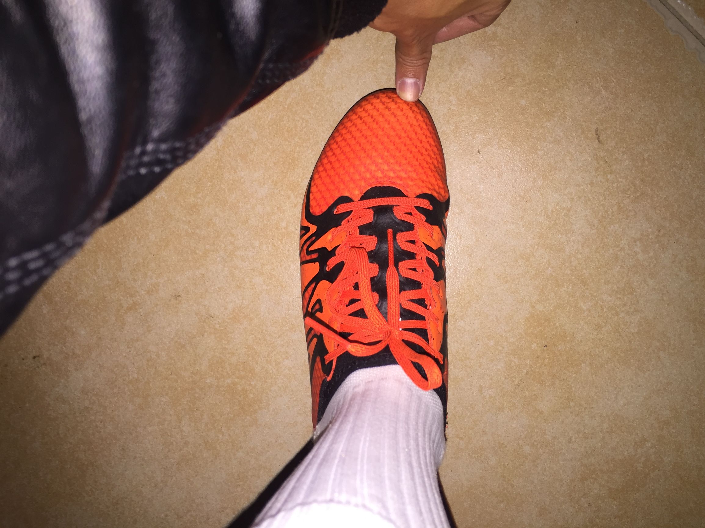 山寨足球鞋,安踏雄狮足球鞋郑智