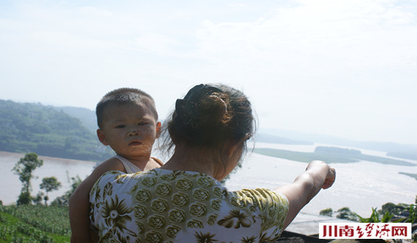 波翻浪涌,长江第一坝旅行