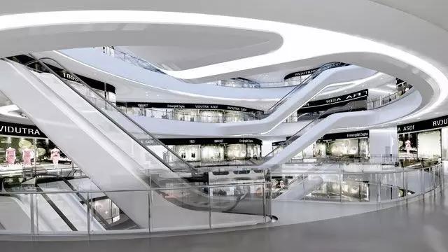 身处边缘，她以无与伦比的才华勤奋个性，勇敢地活出了自己