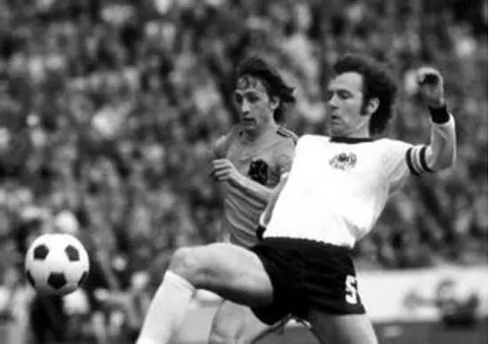 上帝召唤了一声，橙色的十四号灵巧转了个身，留下飞翔的传奇！