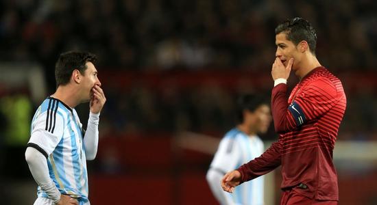 球王c罗碾压球星梅西,球皇之巅梅西