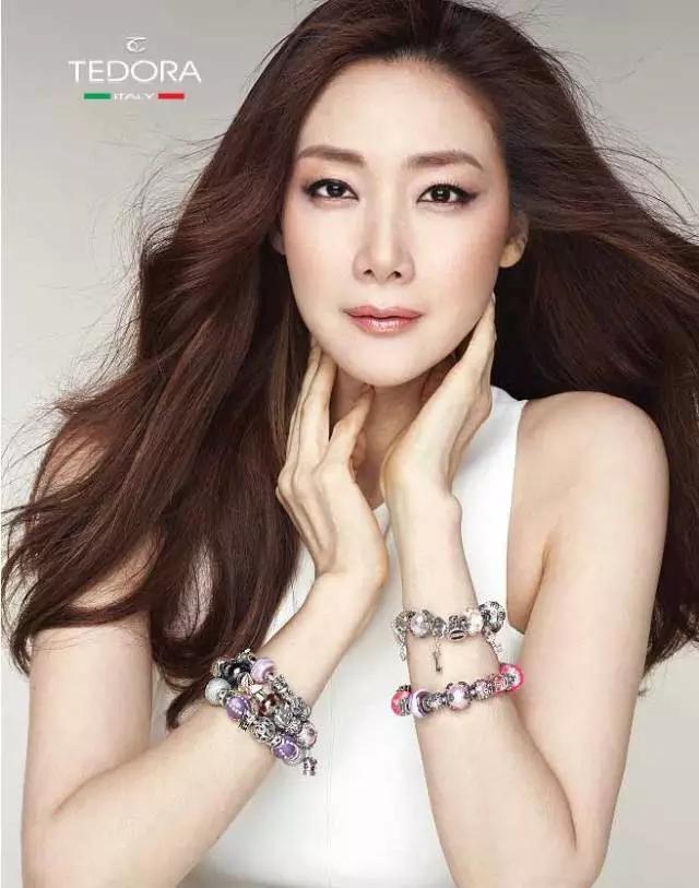 韩剧同款首饰,宋仲基片场被拍与宋慧乔同款卫衣