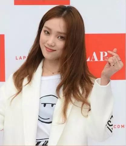 韩剧同款首饰,宋仲基片场被拍与宋慧乔同款卫衣