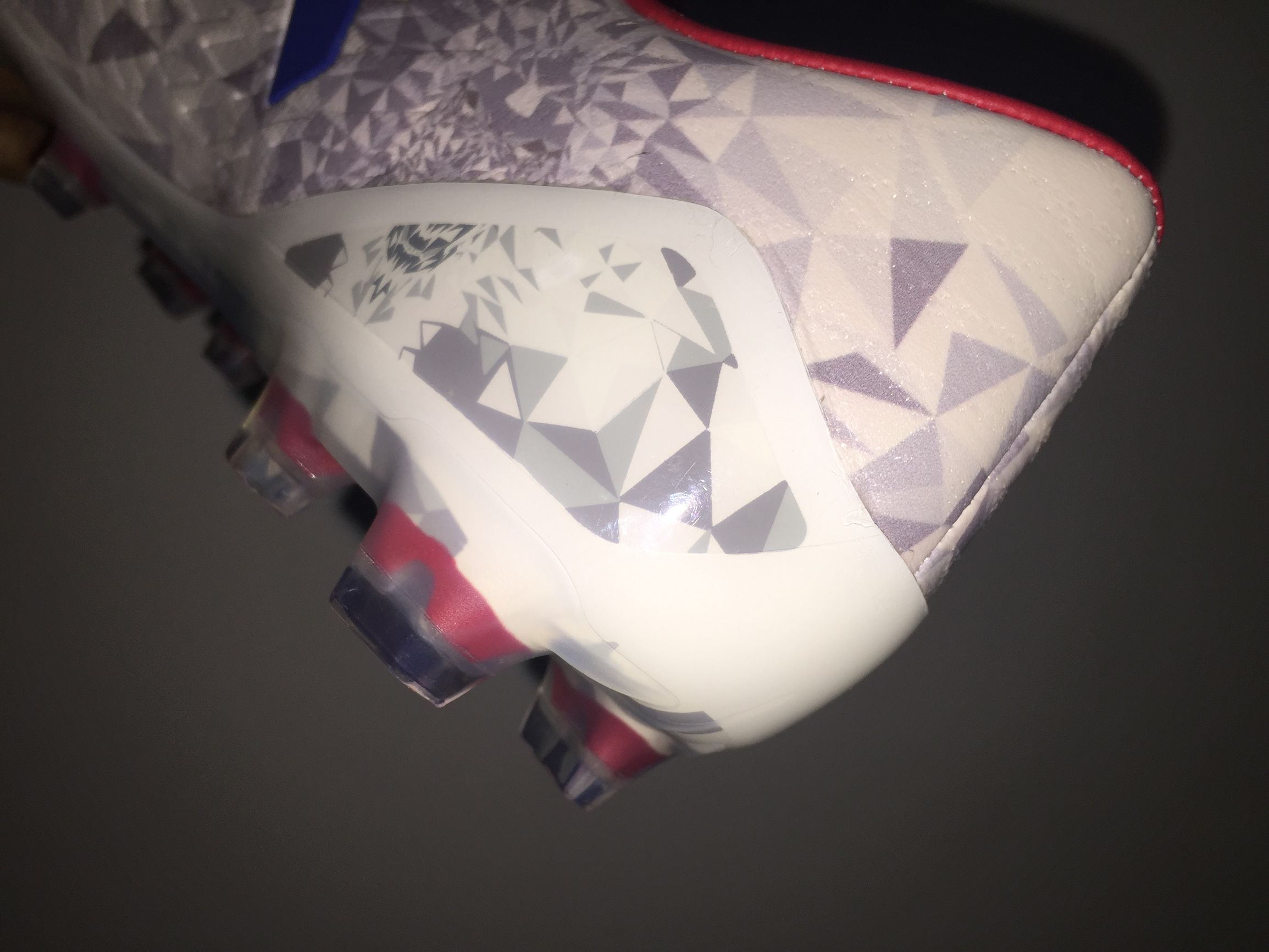 山寨足球鞋,安踏雄狮足球鞋郑智