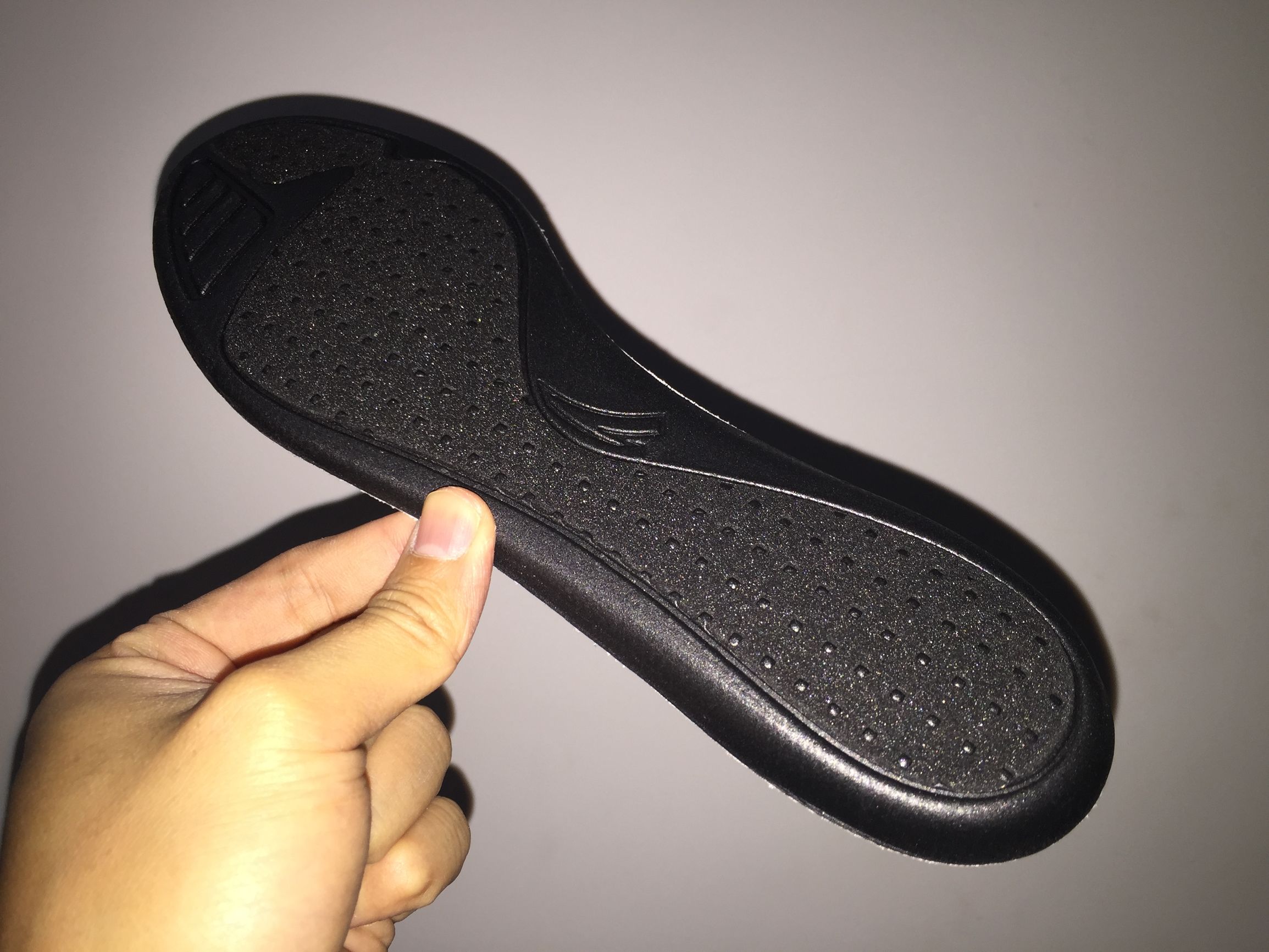 山寨足球鞋,安踏雄狮足球鞋郑智