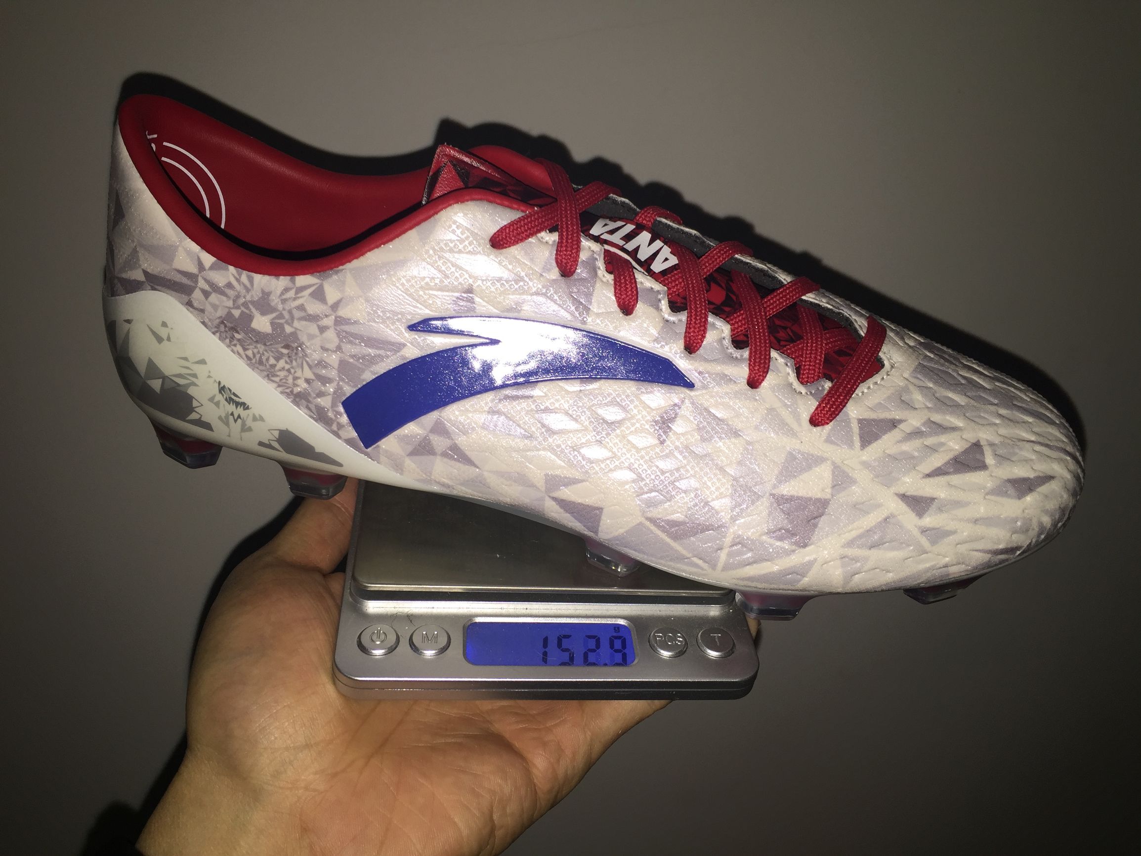 山寨足球鞋,安踏雄狮足球鞋郑智