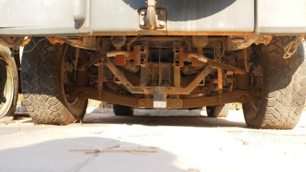 北汽军用勇士视频,国产伞兵突击车越野视频