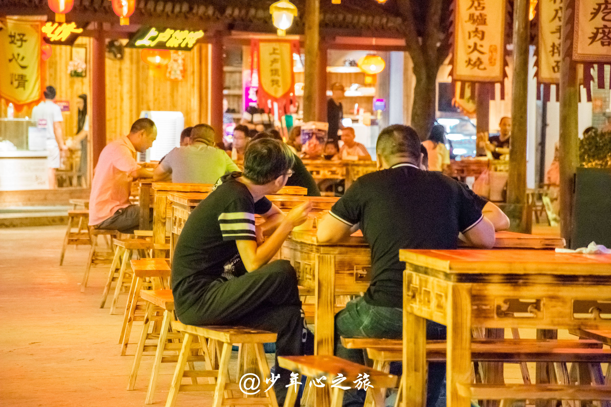 这里汇聚了全国各地的明星，这里也云集了五湖四海的美食