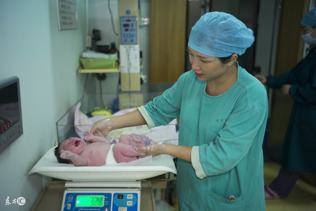 39岁高龄产妇刚顺产完，医生又把手伸进去，比生孩子还痛苦