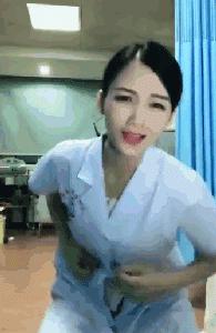 我舌头长,舌头根两边长疙瘩是什么病