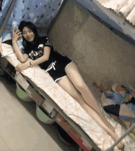 我舌头长,舌头根两边长疙瘩是什么病