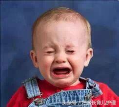 奶奶带娃受惊吓,宝宝出门被吓着了睡不安稳