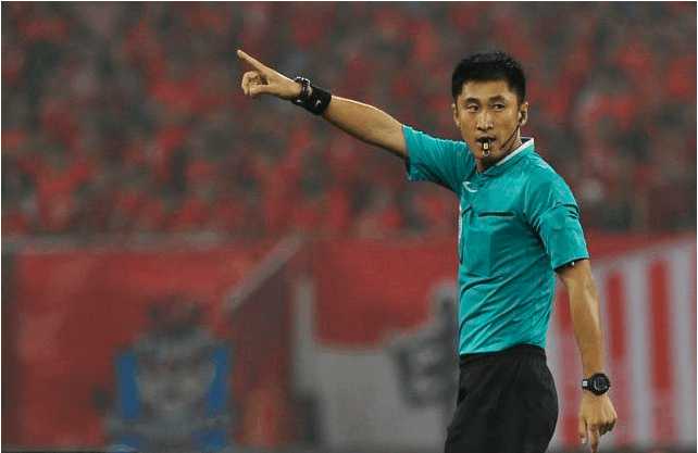 裁判屡次判罚惹争议,为什么裁判成为场上的焦点