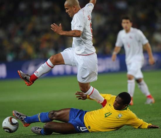 为什么足球禁止打高球,为何业余比赛点球不踢中路