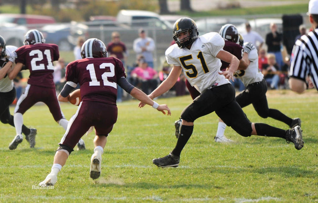 不是谁都敢玩美式橄榄球,老实打篮球