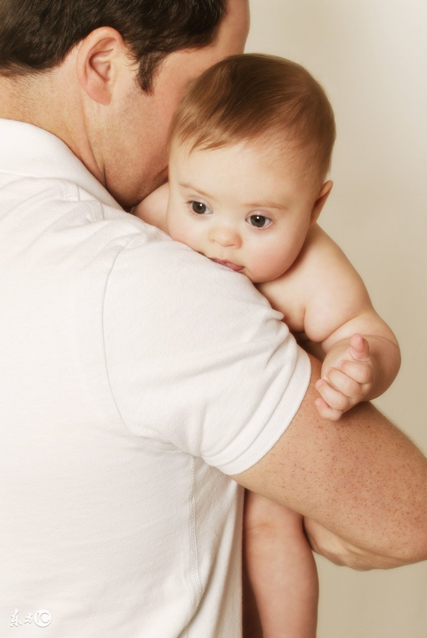 孩子闹觉哭闹不止妈妈情绪崩溃,宝宝闹觉哄不住怎么办