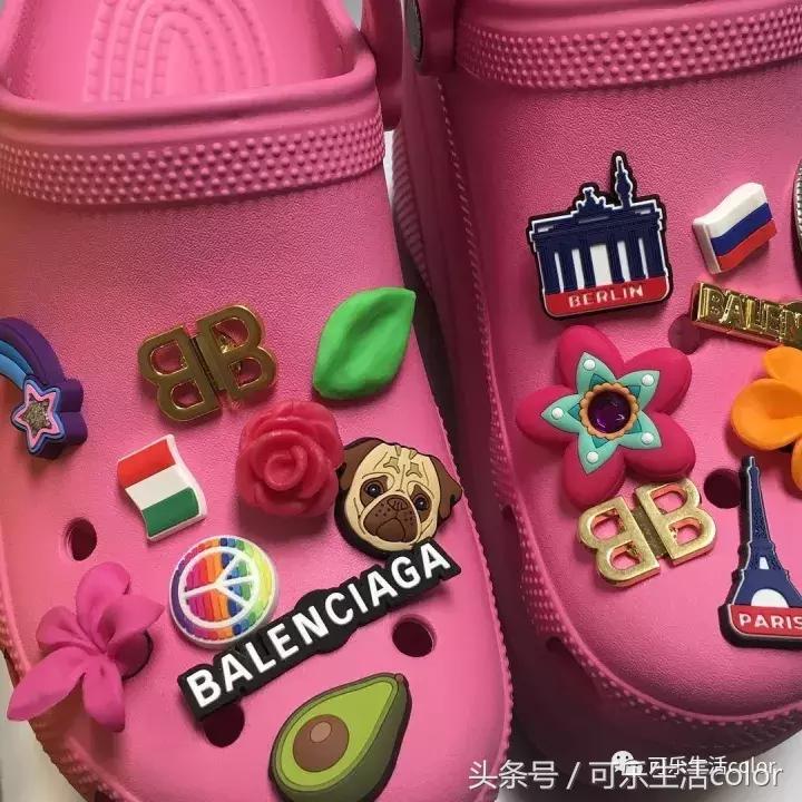 「超厚底洞洞鞋」太浮夸！Balenc*aga最新联名单品又引热议？！