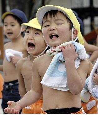 日本孩子要求穿短裤,日本小孩自立自强