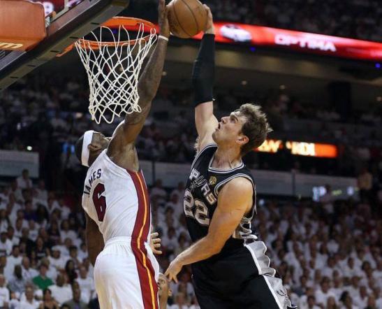 勒布朗十大暴力时刻,詹皇原地起跳暴扣是真的吗