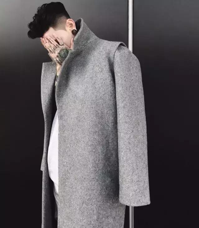 大衣搭配球鞋,一件大衣搭配一双球鞋时髦到爆了