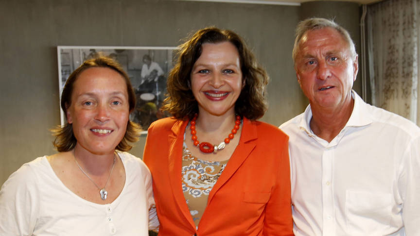 荷兰飞人克鲁伊夫去世新闻,荷兰足球克鲁伊夫和莫德里奇