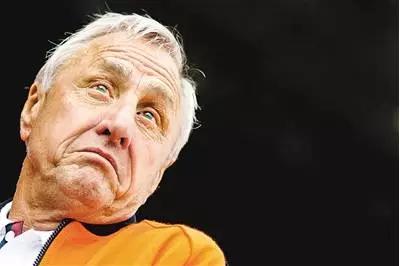 上帝召唤了一声，橙色的十四号灵巧转了个身，留下飞翔的传奇！