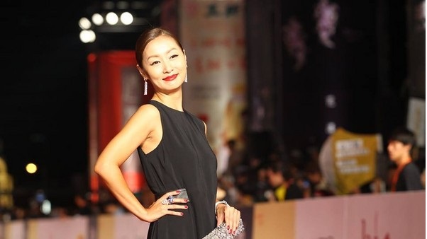 她曾是男神收割机，却因与孙耀威情伤而得抑郁症，现44岁患脑瘤